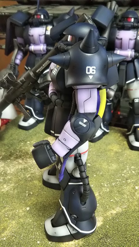 左側スパイクアーマーや上腕の部品加工?はこんな感じです💦番号について02マッシュ機、03ガイヤ機、06オルテガ機ですが、古い書籍で初期は04や05なんかの機体とも組んでいたとかいないとか在りましたが💦声の大きい発言ではないので後付け設定なはなってませんね💦(04や05がいたころの機体が黒とは思えませんが💦)