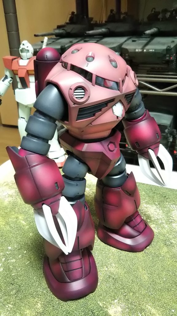 モノアイは右向きへ(先日リニューアルした量産型は左を向いているためつい💦