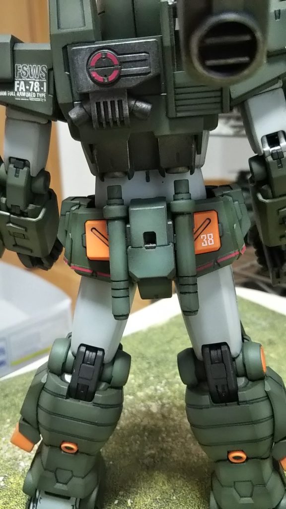 うしろも腰回りしか守らない代わりに飾りたるすねまわりは聖衣並みに守られてますね