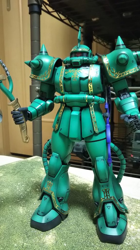 緑のボディにあちこちキラキラ名装飾が施されているいわゆる見せるザク💦こんなんで前戦視察された日には💦あ～面倒くさい面倒くさいされそうですが💦