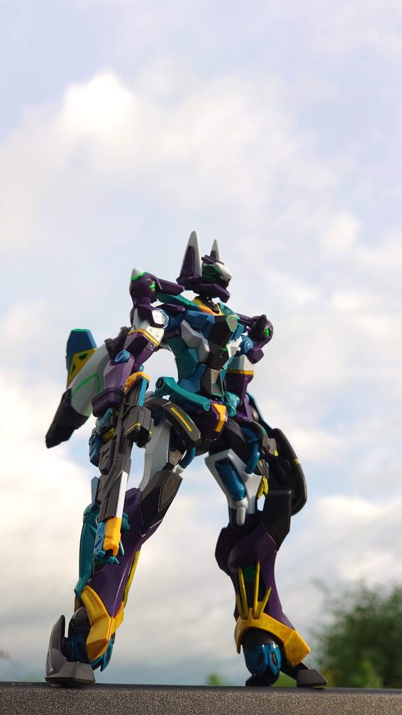 ジークアクスと向こう側のガンダム(HGUC RX-78-2ガンダム)はスミ入れと軽い汚しを入れた程度ですが、ジフレドは設定がとかを見ながらジークアクスにランナーを使って足したり削ったりしてなんとなくそれっぽく作成。色はエヴァっぽすぎるのが嫌だったのでニャアンのイメージ色(紫と黄色)をメインに水色を加えて夏っぽい?爽やか?な感じにしています。