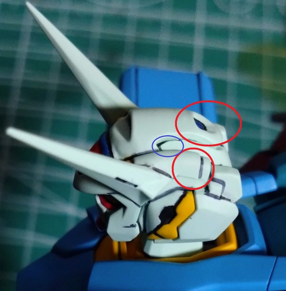 組み立て前の写真を取り忘れたので、組み立て後の写真で失礼(ばらすのは破損が怖い…)G-セルフの頭部は前、中、後の三重構造で、「顔」のパーツ装着した「中」部分を「前」と「後」でを挟み込みます。しかし前と後ろのパーツに合わせ目が発生します。そのためここを接着すると「顔」が外せなくなります。そこで今回は分割ラインの変更で対応してみました。ディテールで分割し、赤で囲った部分を「後」から外して「前」側に接着。青で囲った部分を「前」から外して「後」側に接着。これで前、中、後を自由に組み替えれるようになります。…ただ、アンテナのシャープ化もあって、組み立てるまで耐久力が結構不安ですが(2回ぐらいパキった)