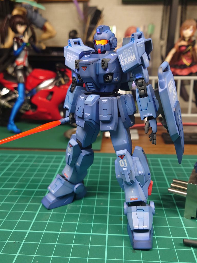 ほぼ無改造ですが、腕はモナカ構造だったのでつなぎ目消して後ハメ加工してます