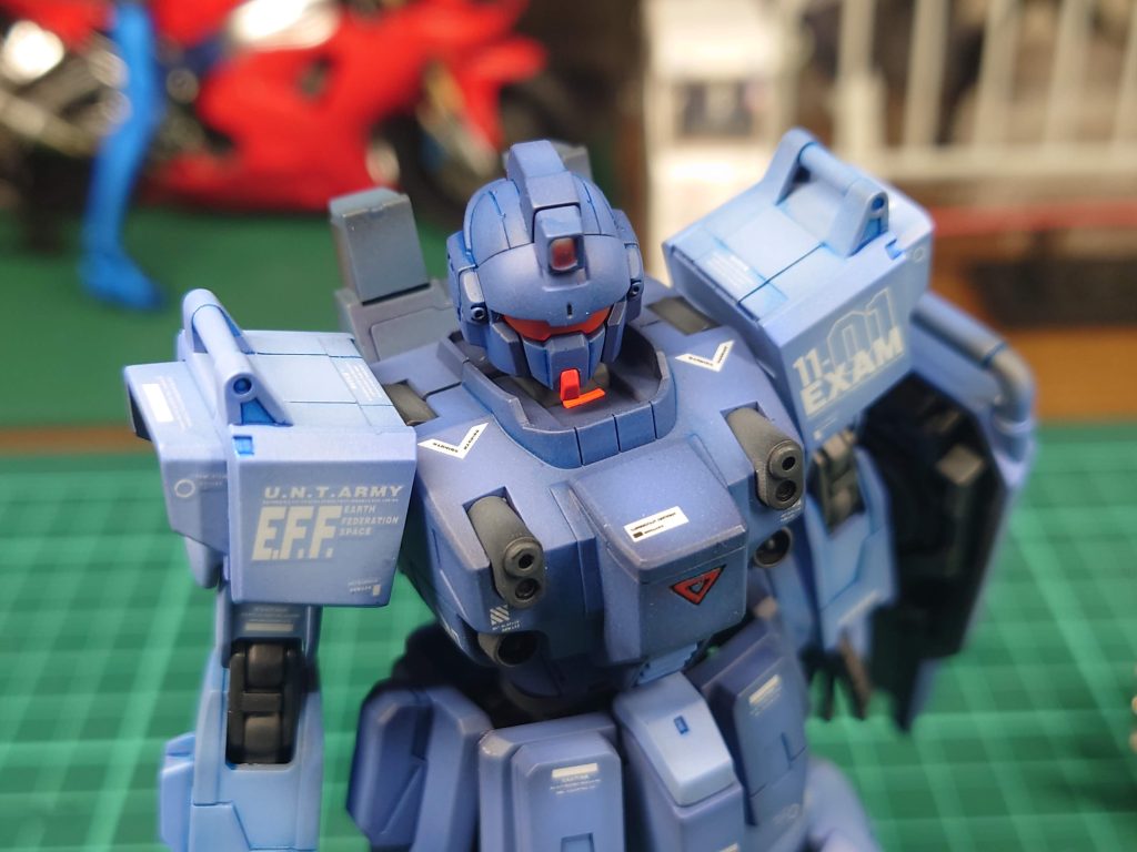 首元にアクセントでレッドポイント