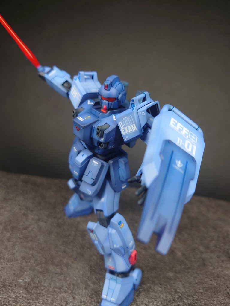 足のスラスターはワンポイントで赤にしました