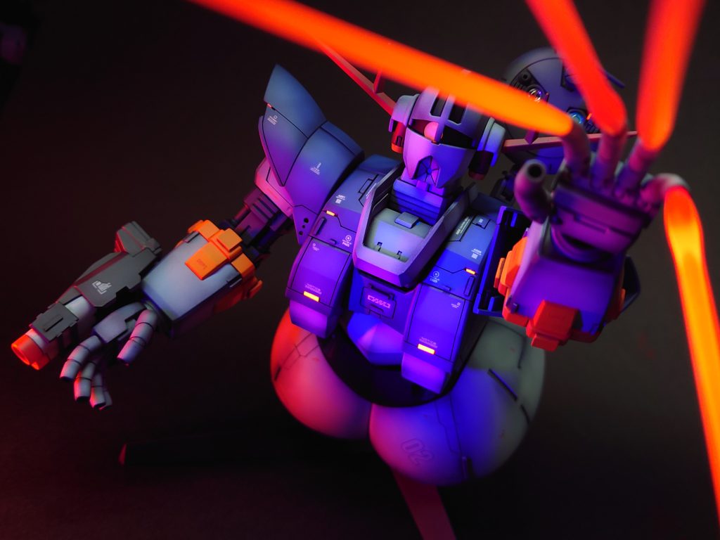 蛍光塗料塗ってるのでブラックライトを当てると派手に光りますww