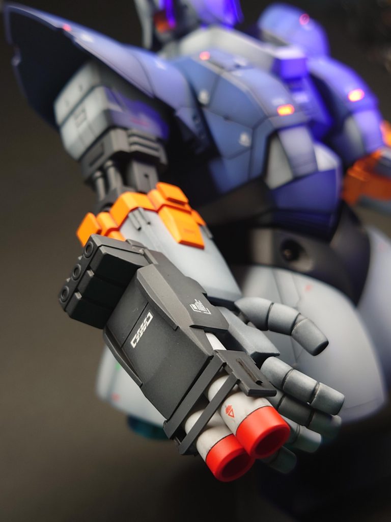 右腕はわけのワカラナーイ武装となっています!