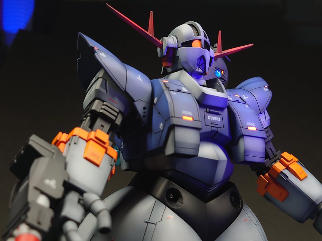 スジ彫りは胸を中心にあまりやり過ぎないよう注意して追加