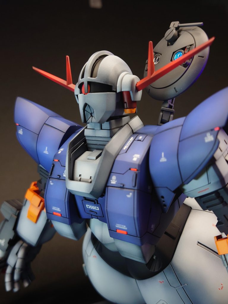 顔は表面処理とモノアイをHアイズに変更