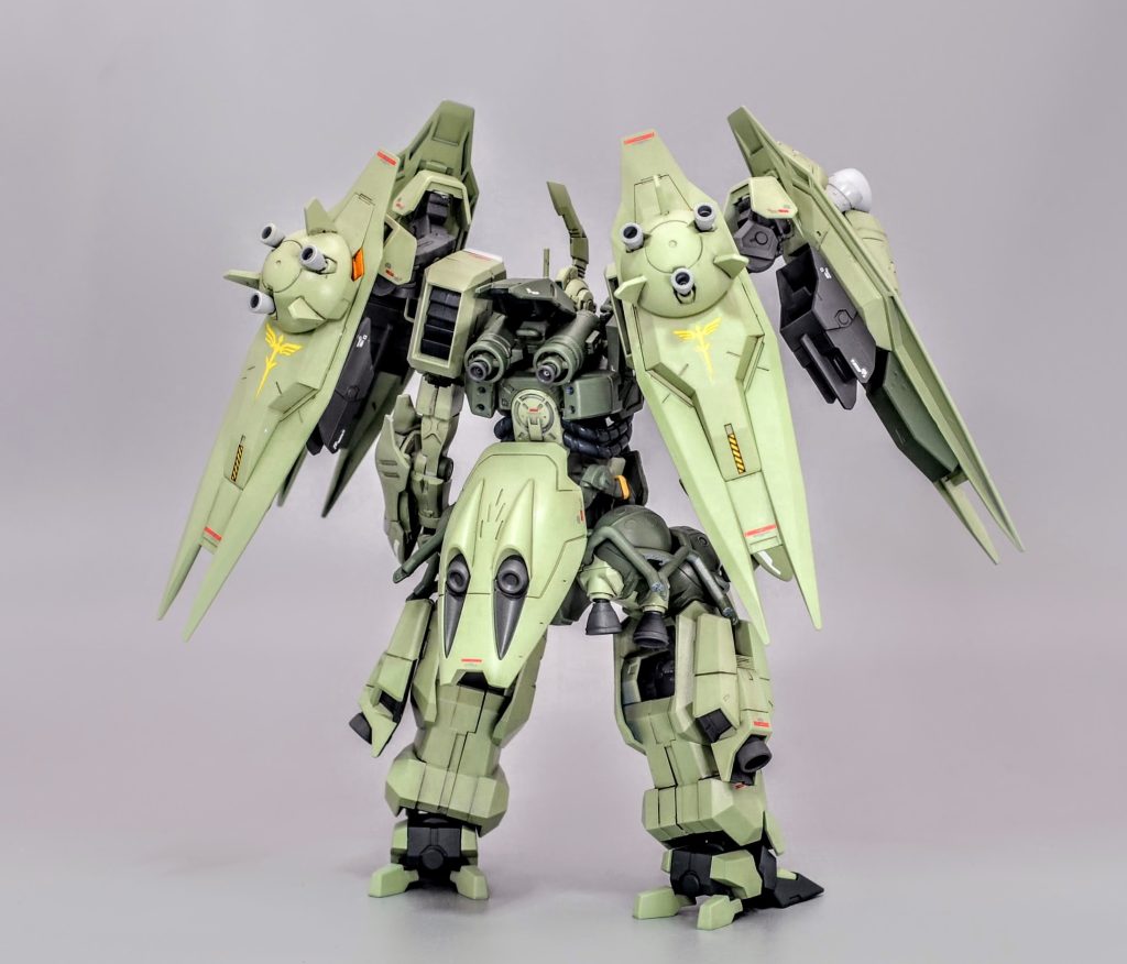 試作機なのでザクのパーツなども部分的に使用しています