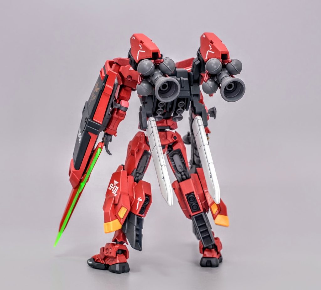 背面の大型ブースターはビットの推進器を流用している設定です