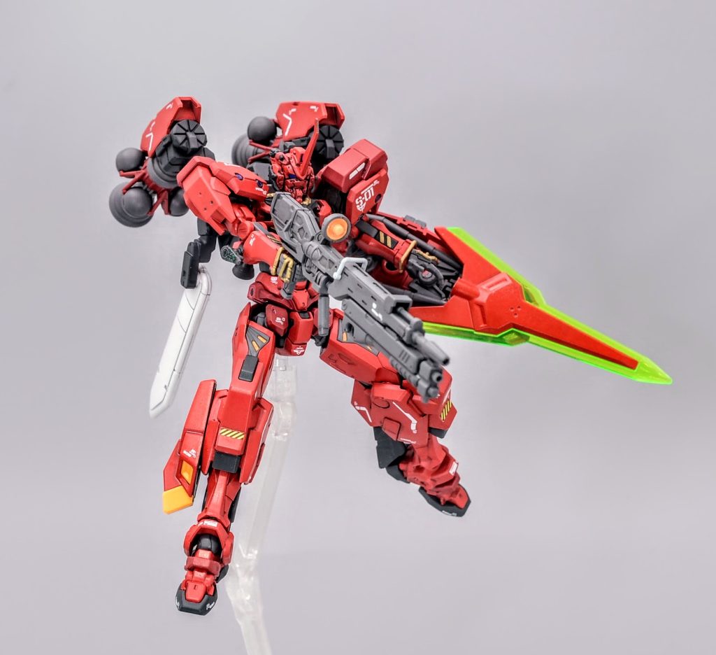 メイン装備のロングライフルは下部にショットガンを追加装備したカスタムタイプ、シールドはビームアックスを内蔵しており、マウントしたままビームを発振可能です