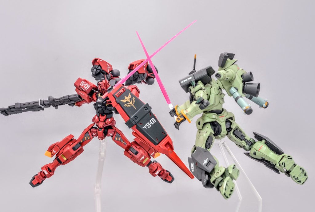 赤いガンダムとは違い、サイコミュによる機体制御に特化した機体構成ですスターク・軽キャノンとのバトルです