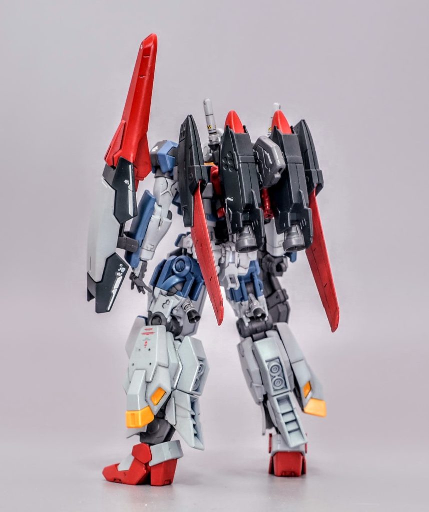 背面はウイングバインダーを装備していますフライングアーマー装備のガンダムヘッドタイプも開発中という設定です