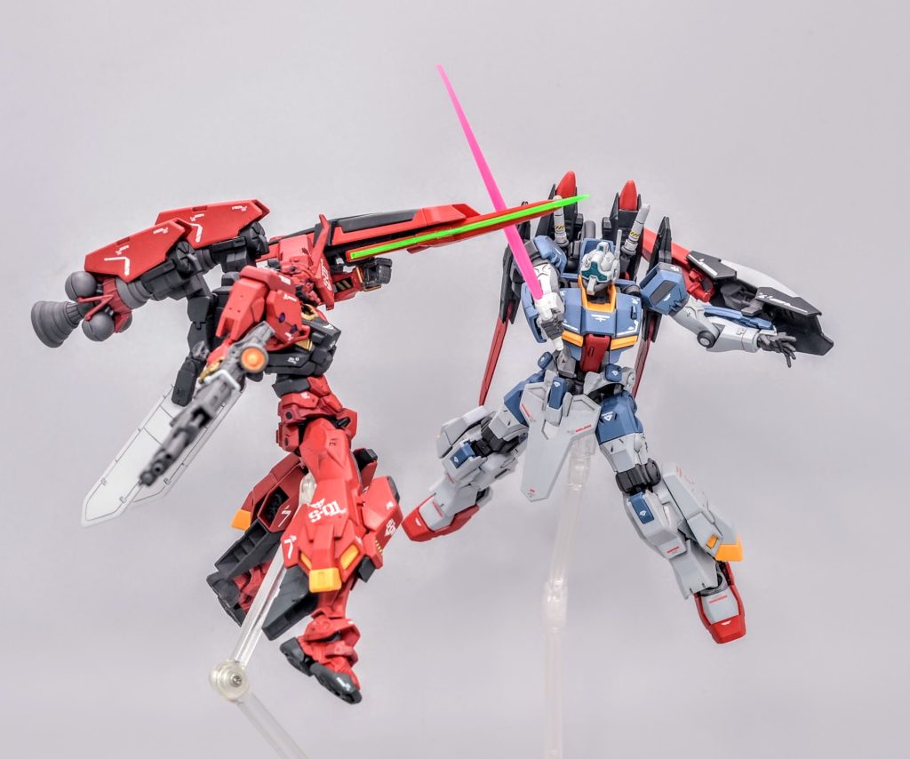 前回製作した赤い高機動型ガンダムとのバトルです