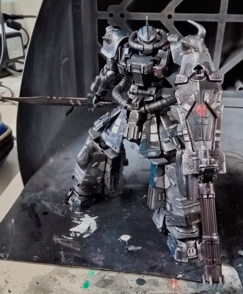 改造内容は、スタイルの変更、動力パイプの巨大化、足の巨大化、カラーリングの変更となっております。ちなみに脚の装甲はプラ板でフルスクラッチしました。(大変だった...)