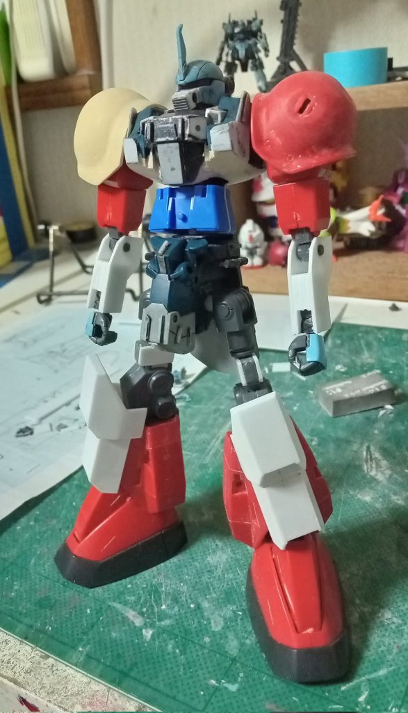 そんなグフ・カスタム君ですが今はこんな姿になってしまいました...。理由としては、陸戦型MSなのに脚が陸戦型してない、カラーリングはやっぱ青のほうがういいなと思ったからですかね。ここからさらに自分好みの機体にしていこうと思います！