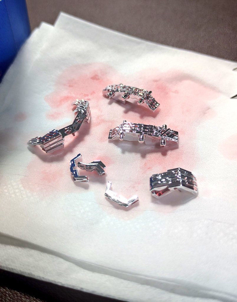 メッキはラッカー塗料用の溶剤で赤い塗装だけ落ちるとのことで実践しました。 先輩モデラーのお知恵と、プラモ始めた時に水性ホビーカラーのうすめ液とMrカラーうすめ液を間違えて買ってた自分に感謝でした。