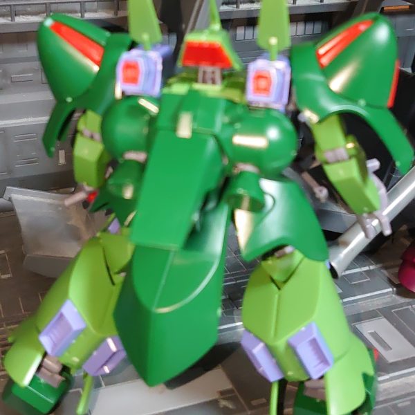 組んでみた感想は肩アーマーの下の関節に被せるカバーは綺麗にヤスらないと被せるの苦労しますあと２の腕が緩くて肩下からはずれやすいので軸を太らせたほうがいいかも（2枚目）
