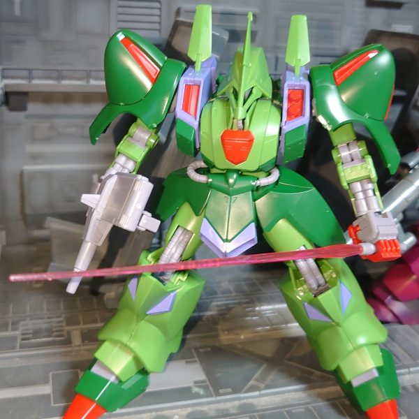 組んでみた感想は肩アーマーの下の関節に被せるカバーは綺麗にヤスらないと被せるの苦労しますあと２の腕が緩くて肩下からはずれやすいので軸を太らせたほうがいいかも（1枚目）