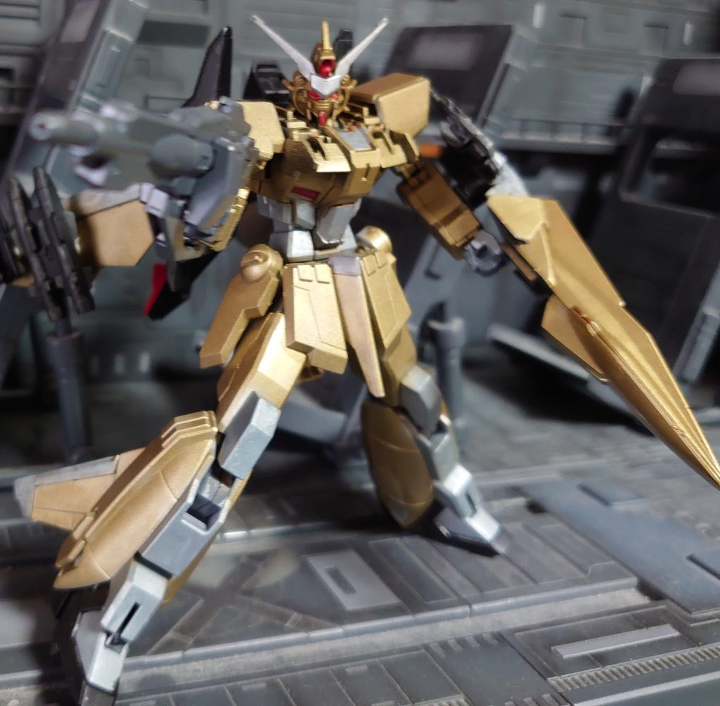 ゴールドとシルバーで塗装されたアカツキのようなビームコーティング仕様