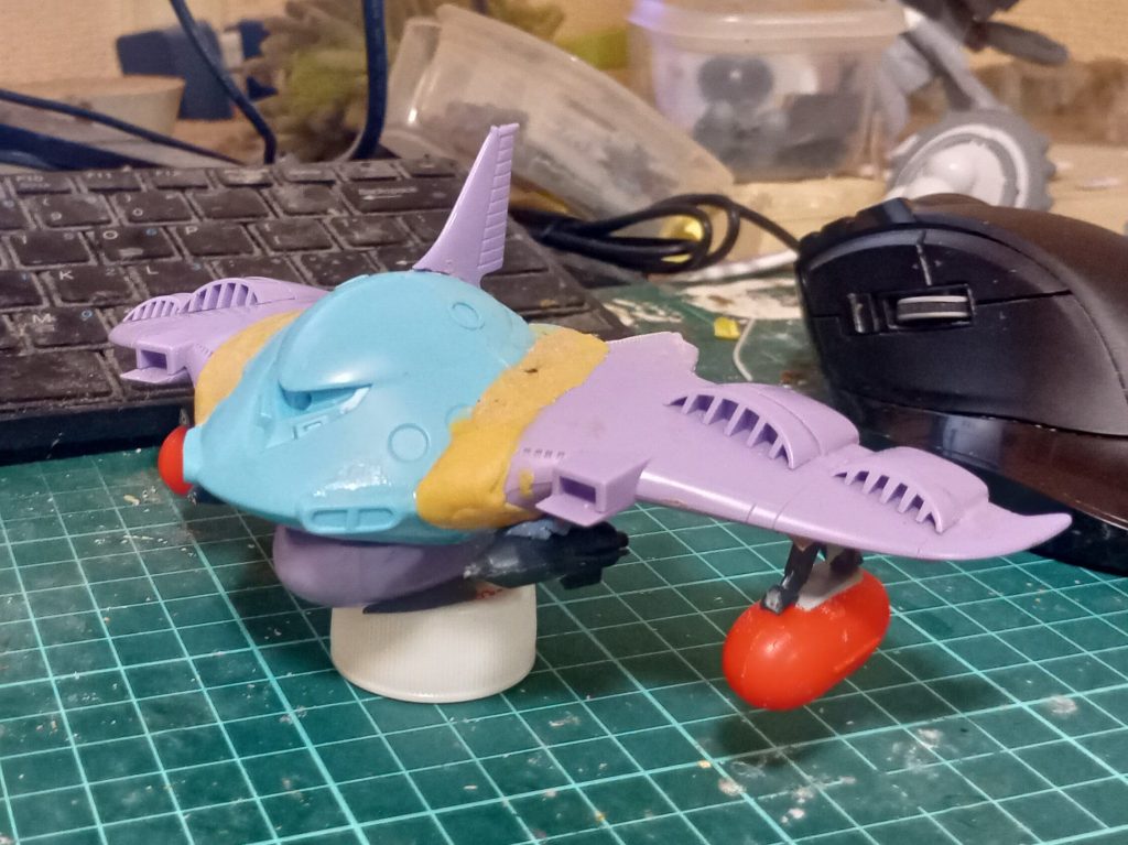 初期案飛行艇にするつもりで補助フロートをつけたのですが、スポンソンという胴体に転倒防止の翼状のものをつけるタイプもあると知ったのでこちらは変更