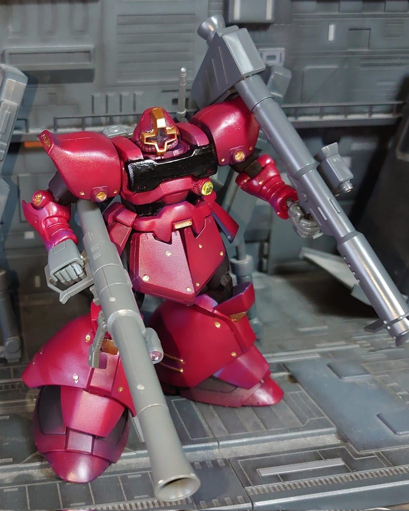 最初はジョニー機にしようと思ったのですが完成してみるとジョニ子のほうが乗りそうな感じだったので011ゲルググキャノンの整備中は変わりに乗ってるということで・・・