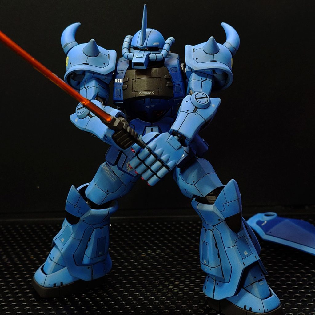 ガンダムと勝負っぽいポーズ。左手には無理がある...