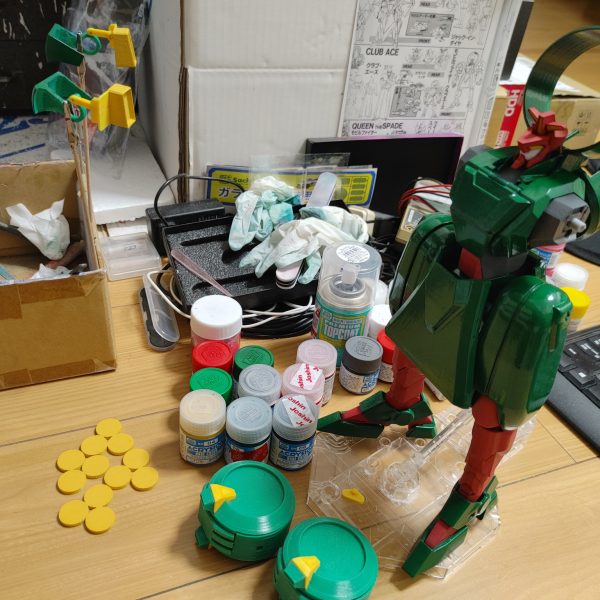 塗装が残り両腕です。アクリジョンも前回より少し慣れて来ましたが、まだまだ試行錯誤中です。ちょこっと前回の更新から開いてしまいました・・・クラフトナイフで仕上げ中に指切ってしまいました(>_<)指先なので治るの待ちで一週間無駄にしてしまいました(笑)（3枚目）
