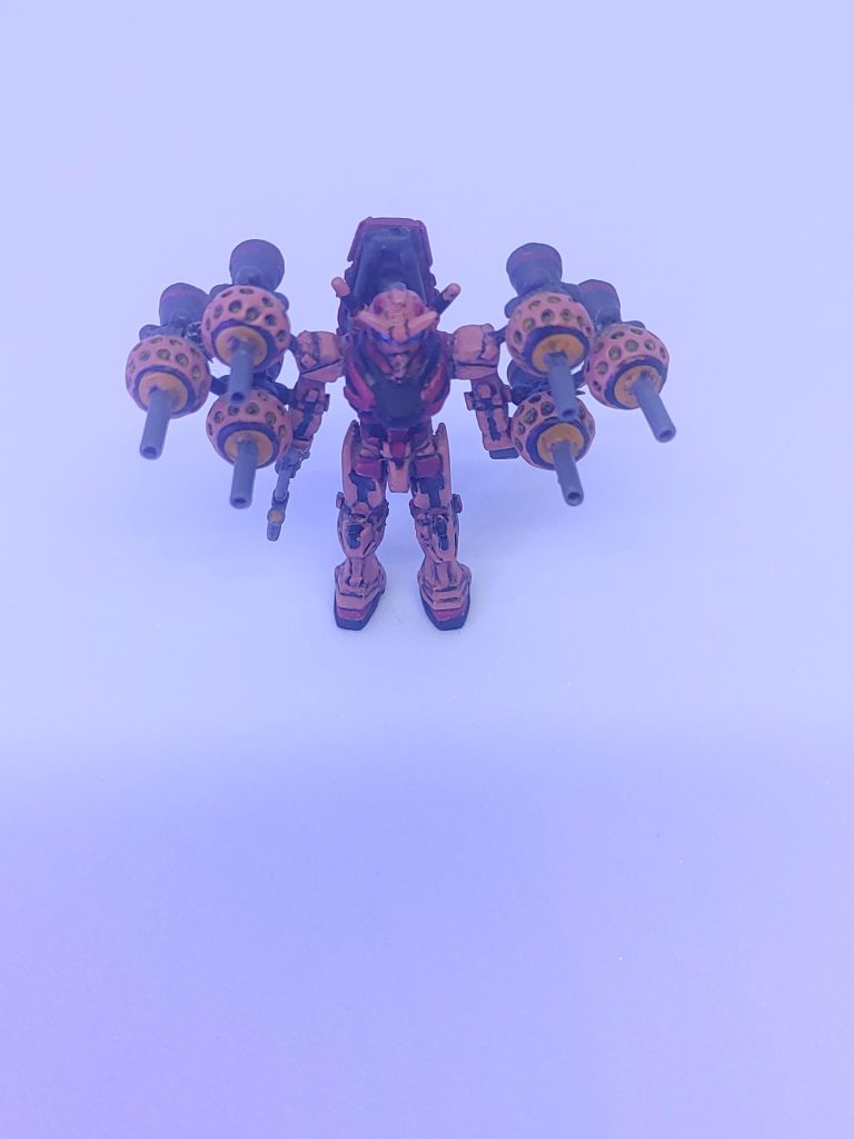 改修箇所0,3mmプラ板、1mmプラ棒を切ったり貼ったりして各所ディテールをソレっぽくデザインナイフ等で削ったり切ったりしてスタイルもソレっぽくシールド、ビットの接合は0,8mmステンレス線でシールド裏は1mmプラ棒でソレっぽいディテールにシールド表面はプラ板ディテールやピンバイスで丸いモールド、ジオンデカール(下のほうを筆塗りで伸ばしてます)等でソレっぽくビットは切って長さを縮めて、砲身部をメッキパイプ、1mmプラ棒で延長。バーニア部はコトブキヤのバーニアノズルに交換メインカメラ(眼)は蛍光ブルーでビコ~ンします