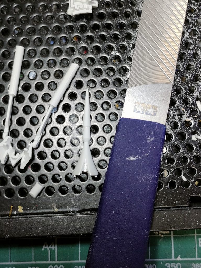 アンテナはランナーを使って延長。デスティニー作った時に延長したらすぐ折れた経験があったので今回は最初から真鍮線も入れています。