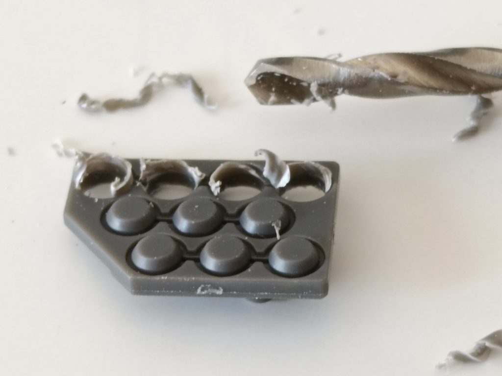 ミサイルポッドのミサイル発射後の状態は、ピンバイスで穴をあけ、3mmのプラパイプを接着