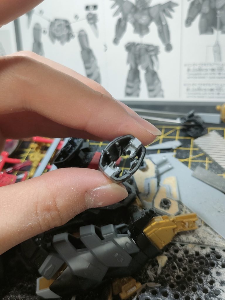 内側にフレームをはめ込む溝を彫りましたが