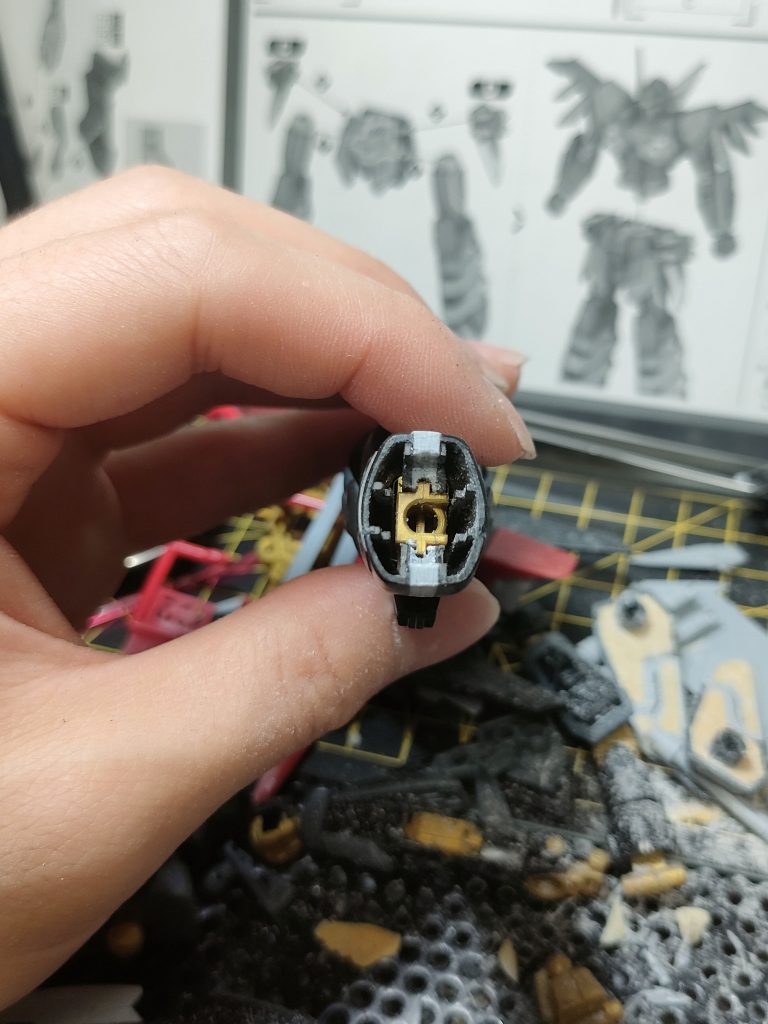 フレーム側を削れば楽だったかもと両足完成後に気付く(笑)