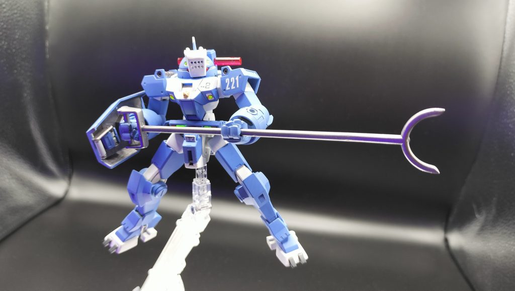 改修内容としては、主に搭乗員の保護を目的に、頭部コクピットを半開放式から密閉式に変更。併せて頭部にパッシブセンサー類のアビオニクスを充実。搭乗員とセンサー類保護用に面防を装備。またモビルスーツキャリアとの運用を前提に背部バックパック(ディーゼルエンジン)を撤去し軽量化を実現。装備とカラーリングから、モビルスーツ界の機動隊員と呼ばれた。