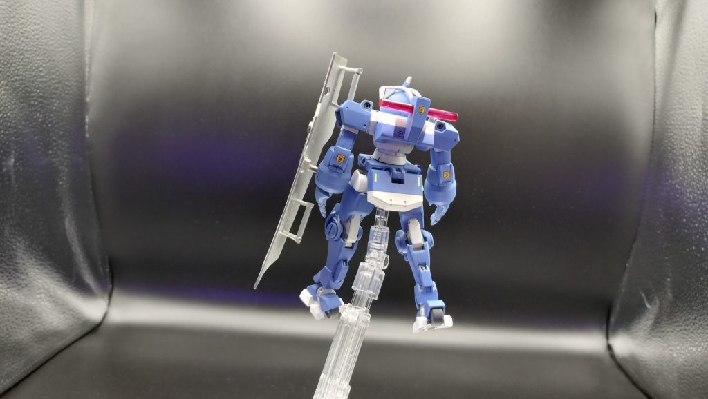 背面。デーゼルエンジンの代わりに補助用のバッテリーとパトランプを追加。また舗装路での機動性を上げるため、脚部ホイールの大型化を実施。脚部自体もベース機体より延長し格闘性能の向上を図った。