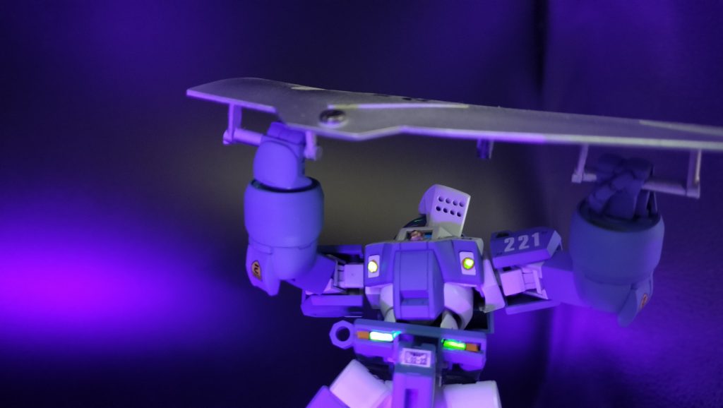 モビルスーツ制圧を目的にした機動防盾を使用。