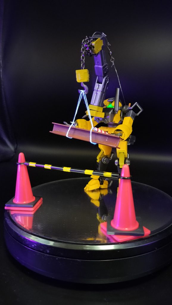 揚重仕様。背面に揚重用ブームを装着。前面腰部ウィンチワイヤーを補助に、通常重機では困難な不陸、狭小部、強風下等での揚重が可能。