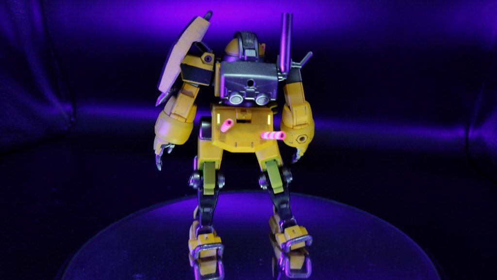 全長16.2m、重量59.3t、動力は電力供給型内蔵バッテリーとバックパックにディーゼルエンジンを積んだハイブリッド式。駆動系は最新の超電動モーターと腕部脚部の補助に油圧系を採用。建設現場に置ける長時間稼働と重量物の運搬等の現場運用での安定的なスペックを獲得。その信頼性、メンテナンス性に優れた機体は世界的なヒットと、様々な派生機体を生み出した。