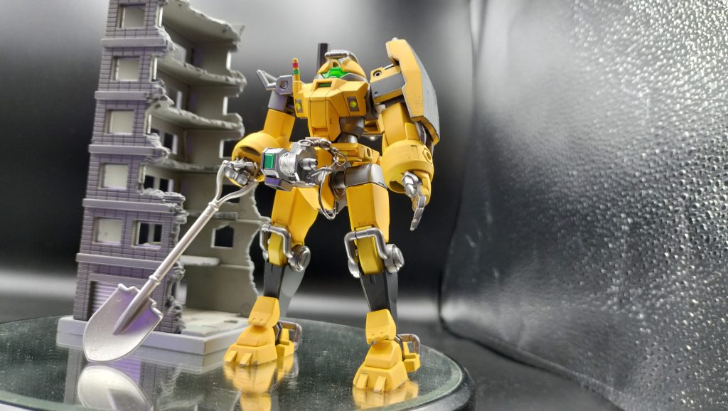 土木仕様。基本装備の肩部マルチラックには、土砂運搬以外に道具類運搬、擁壁の簡易矢板、岩掘削等機能。土砂掘削用オプション、デミスコップ装備。