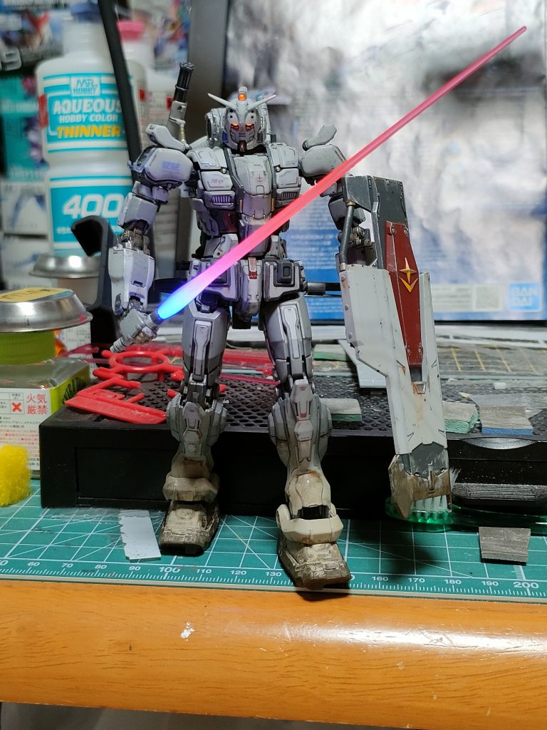 作業場でそう言えばセンサー部だけトップコード後にアクリジョンの蛍光レッドで上塗りしています。サーベルはトップコートついでにグラデーション