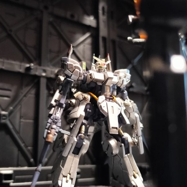 アーティファクトにも強い味方のディスプレイベースなんですが、HG MG 想定で豊富なオプションが構成されていて、飾るものがアーティファクトだとほとんど使えません。格納庫内周辺機材は、アーティファクト用に自作する必要のありそうです。ちょっと遊びで、アーガマの格納庫デッキのようなエレベーターを作ってみました。空母の格納庫からカタパルトデッキへ出撃機を移動させるエレベーターフロアのイメージです。ネオジム接続で支えを設けて、簡単つけ外し対応です。アーティファクトの重さなら、支えられそう。そういえばアーガマのカタパルトデッキって一つのデッキにレール一つでしたよね？　山田化学ディスプレイベースのカタパルトデッキはアーティファクトサイズだと、ひとつのデッキで交互に2機射出できそうです。（4枚目）