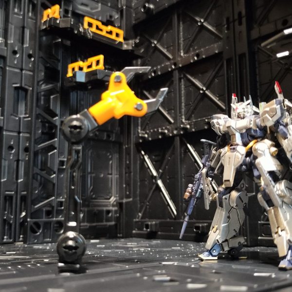 アーティファクトにも強い味方のディスプレイベースなんですが、HG MG 想定で豊富なオプションが構成されていて、飾るものがアーティファクトだとほとんど使えません。格納庫内周辺機材は、アーティファクト用に自作する必要のありそうです。ちょっと遊びで、アーガマの格納庫デッキのようなエレベーターを作ってみました。空母の格納庫からカタパルトデッキへ出撃機を移動させるエレベーターフロアのイメージです。ネオジム接続で支えを設けて、簡単つけ外し対応です。アーティファクトの重さなら、支えられそう。そういえばアーガマのカタパルトデッキって一つのデッキにレール一つでしたよね？　山田化学ディスプレイベースのカタパルトデッキはアーティファクトサイズだと、ひとつのデッキで交互に2機射出できそうです。（1枚目）