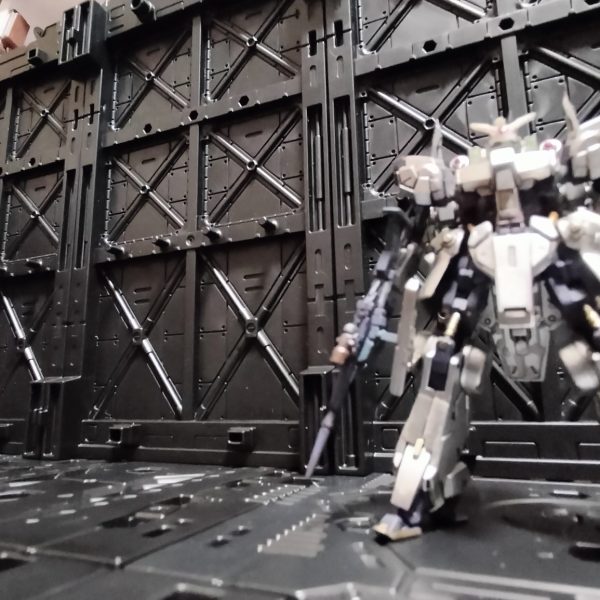 アーティファクトにも強い味方のディスプレイベースなんですが、HG MG 想定で豊富なオプションが構成されていて、飾るものがアーティファクトだとほとんど使えません。格納庫内周辺機材は、アーティファクト用に自作する必要のありそうです。ちょっと遊びで、アーガマの格納庫デッキのようなエレベーターを作ってみました。空母の格納庫からカタパルトデッキへ出撃機を移動させるエレベーターフロアのイメージです。ネオジム接続で支えを設けて、簡単つけ外し対応です。アーティファクトの重さなら、支えられそう。そういえばアーガマのカタパルトデッキって一つのデッキにレール一つでしたよね？　山田化学ディスプレイベースのカタパルトデッキはアーティファクトサイズだと、ひとつのデッキで交互に2機射出できそうです。（5枚目）