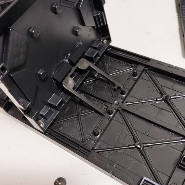 アーティファクトにも強い味方のディスプレイベースなんですが、HG MG 想定で豊富なオプションが構成されていて、飾るものがアーティファクトだとほとんど使えません。格納庫内周辺機材は、アーティファクト用に自作する必要のありそうです。ちょっと遊びで、アーガマの格納庫デッキのようなエレベーターを作ってみました。空母の格納庫からカタパルトデッキへ出撃機を移動させるエレベーターフロアのイメージです。ネオジム接続で支えを設けて、簡単つけ外し対応です。アーティファクトの重さなら、支えられそう。そういえばアーガマのカタパルトデッキって一つのデッキにレール一つでしたよね？　山田化学ディスプレイベースのカタパルトデッキはアーティファクトサイズだと、ひとつのデッキで交互に2機射出できそうです。（3枚目）