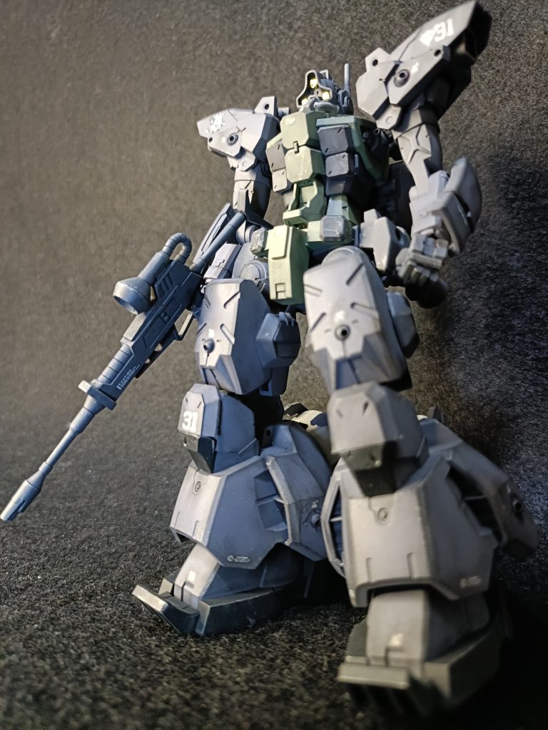 使用した配色は、横須賀海軍工廠グレイと明灰白色2、ジャーマングレー、NATOブラックです。ゲルググのパーツをなるべく余らせないように各所に仕込んでます。