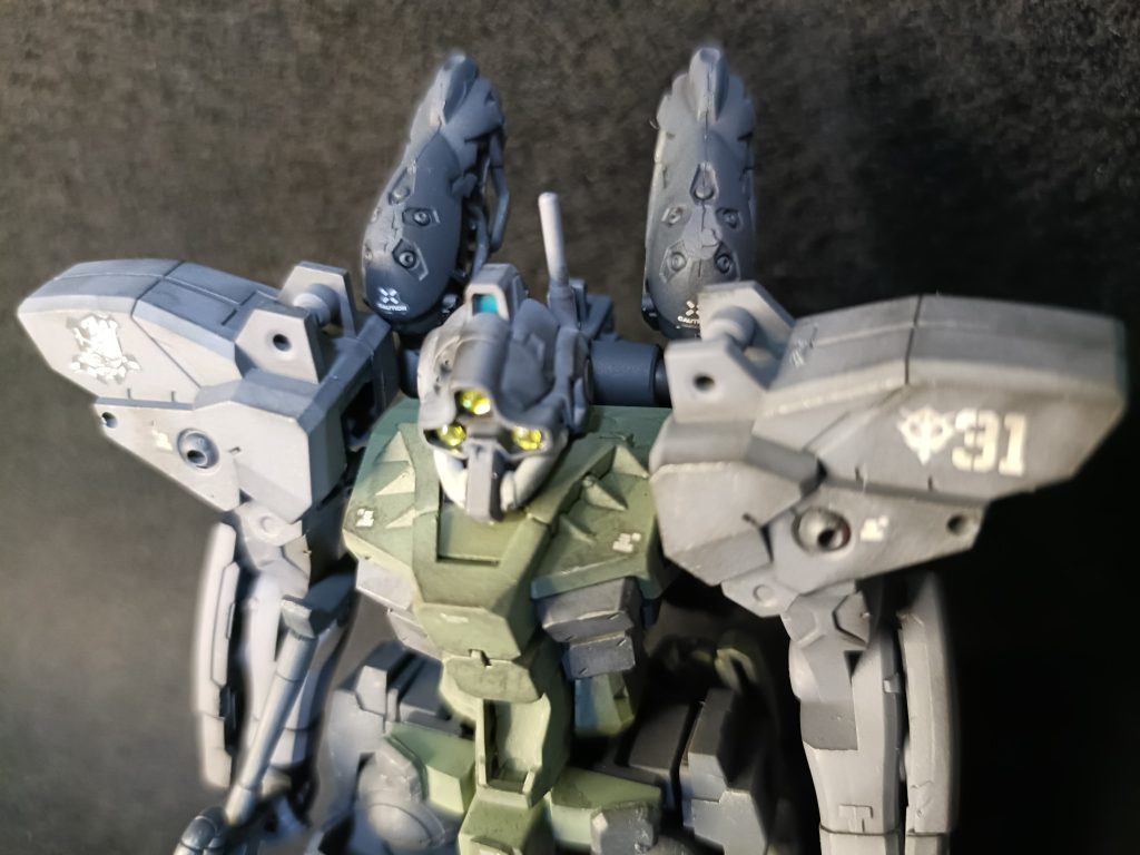 モノアイにジュエルストーンを仕込んでキラリw首も削って短めにしてます。