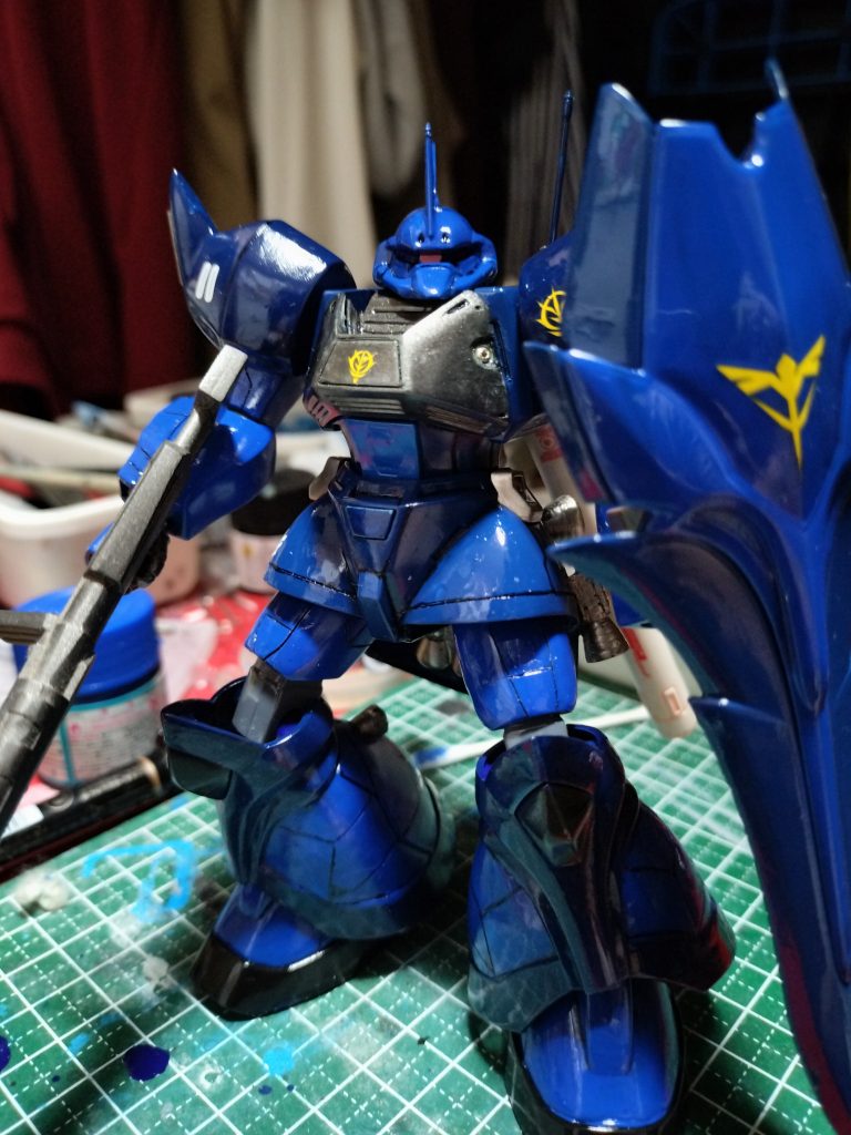 ビームライフルはギラ・ドーガのシールドはシナンジュのを流用しました。大きいジオンシールがなかったので折角削ったのでまさかのネオ・ジオンデカールになりました(笑) 