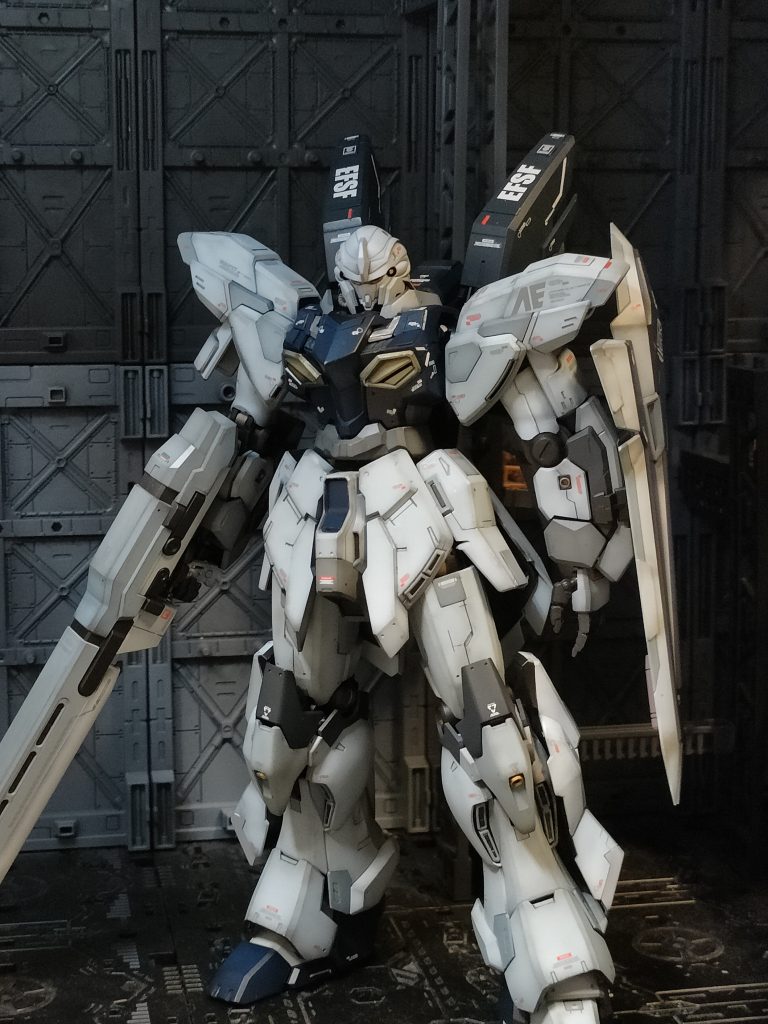 シナンジュと同じくエモーショナルマニュピレーター搭載。これが武器保持がトンデモなく苦手でして、大型ライフルのマズルは床に着いてしまってます。