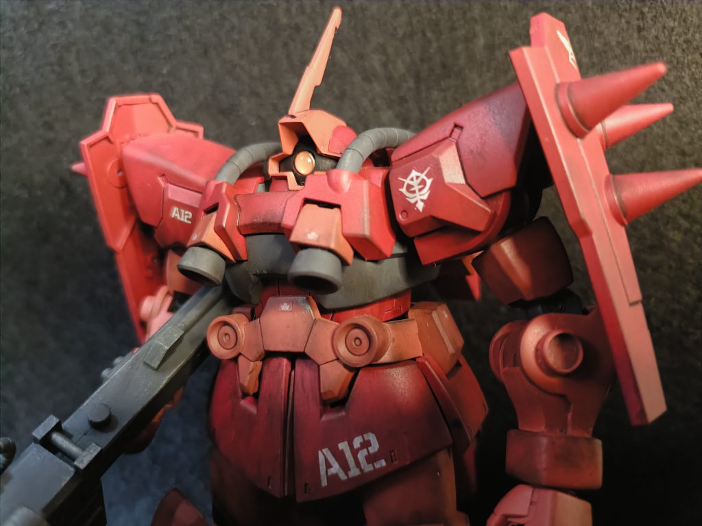 今やなかなか見かけないビルドシリーズのドムを赤く魔改造してみました。過去作なのでけっこう荒いですね^^;